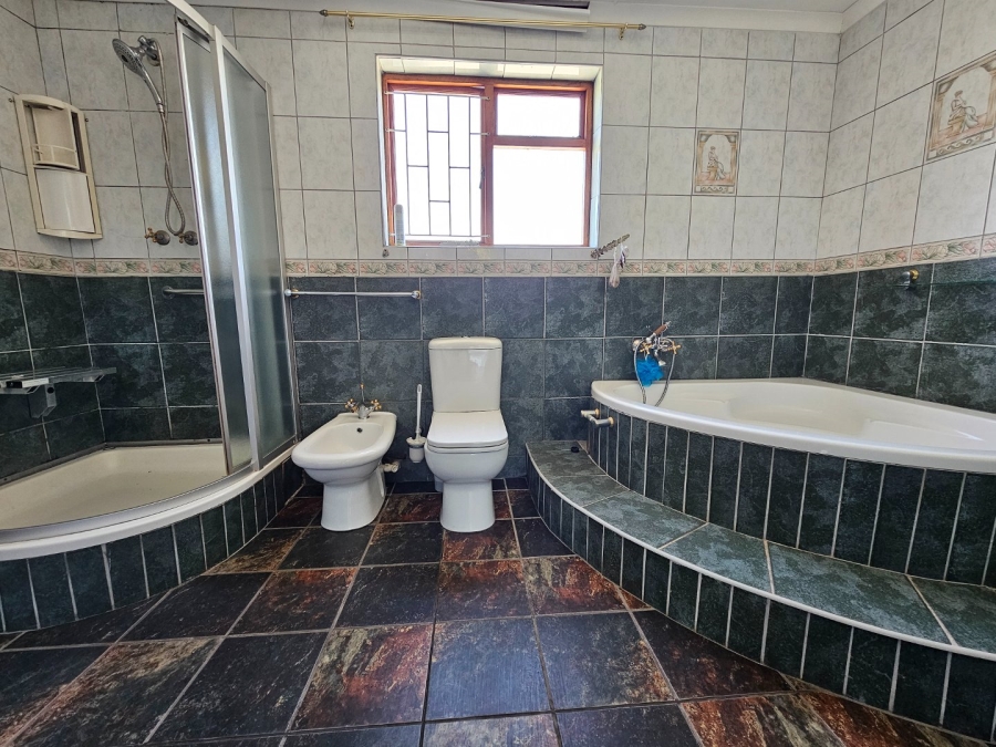 5 Bedroom Property for Sale in Denver Park Western Cape